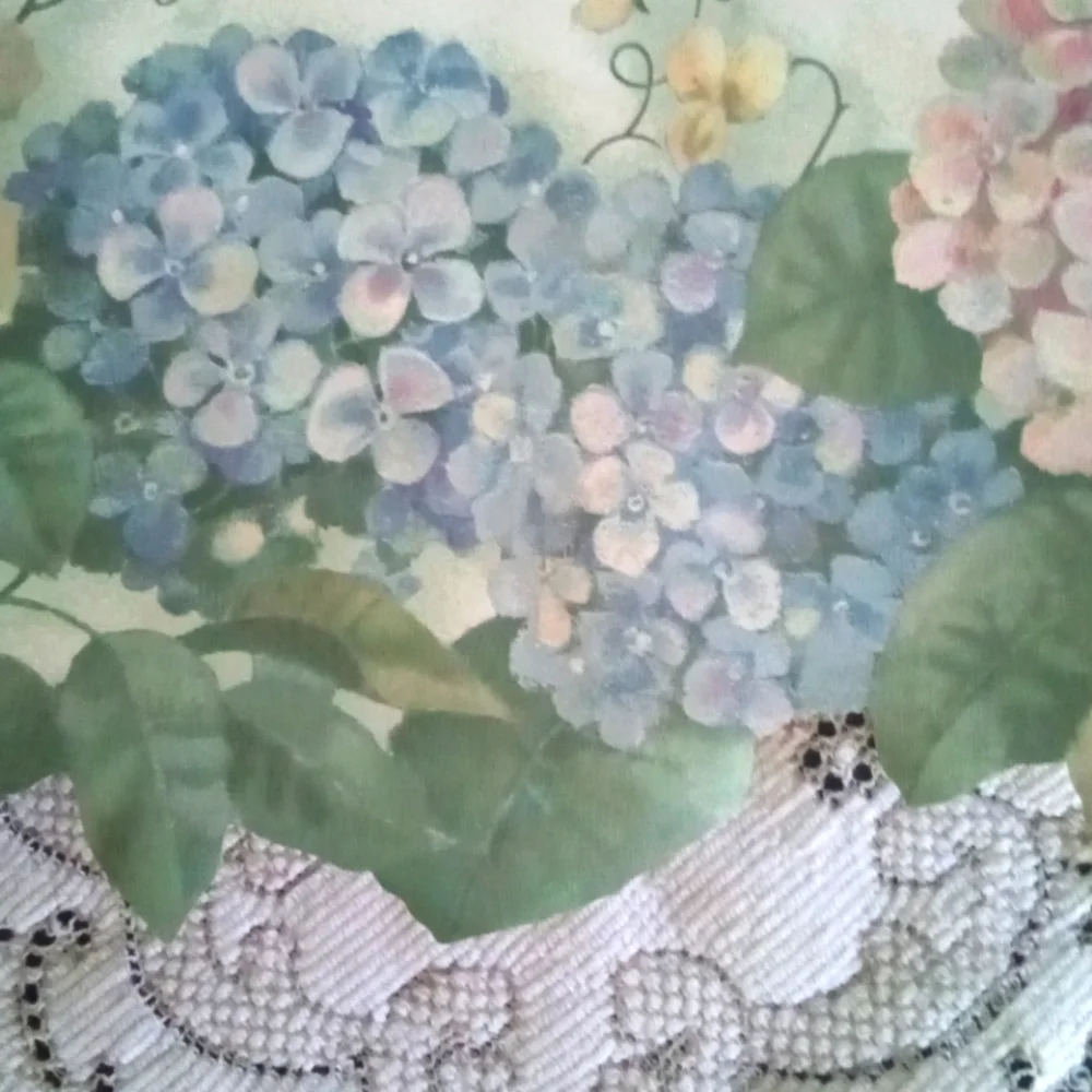 2 rolls of pretty hydrangia border